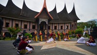 Festival ini digelar Komunitas Seni Hitam Putih dengan mengusung tema Padusi di Rumah Gadang. ANTARA FOTO/Iggoy el Fitra