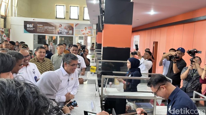 Menteri Ketenagakerjaan Yassierli memantau penyaluran BSU di PT Pos Indonesia, Jalan Slamet Riyadi, Makassar.