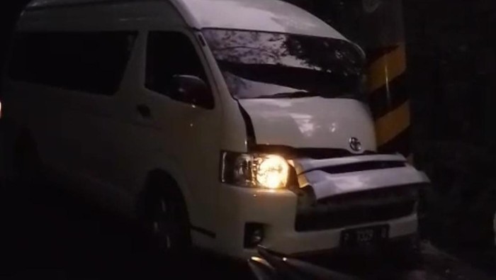 Mobil Hi-Ace putih yang mengalami kecelakaan berhasil dievakuasi ke Pos Jambu menggunakan towing.