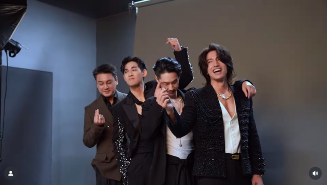 F4 bersama lagi setelah bubar pada 2009. Fans tentu senang melihat Jerry Yan, Vic Chou, Vanness Wu, dan Ken Chu satu panggung dalam sebuah kolaborasi spesial di konser Mayday. Foto: Instagram @binmusic.ig
