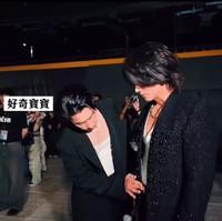 Para personel F4 mengaku senang bisa kembali ke panggung dan bertemu mantan lawan main mereka dalam serial ‘Meteor Garden’ tersebut.  Foto: Instagram @binmusic.ig