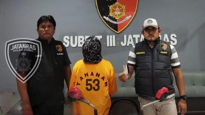 Oknum guru TK saat ditangkap polisi.
