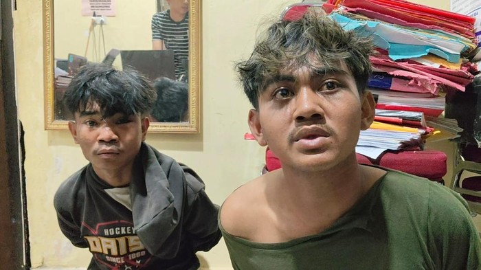 Dua pemuda berinisial MI (20) dan A (20) babak belur dimassa gegara kepergok mencuri barang dari sebuah truk yang singgah di Jalan Poros Pangkep-Maros, Sulawesi Selatan (Sulsel).