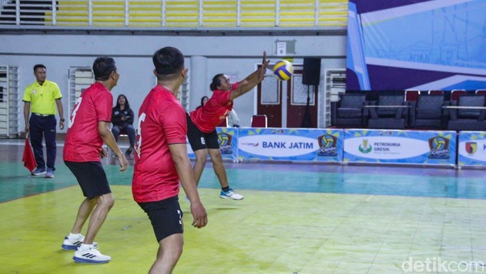 Para jurnalis tanding voli di Kapolres Gresik Cup 2025.