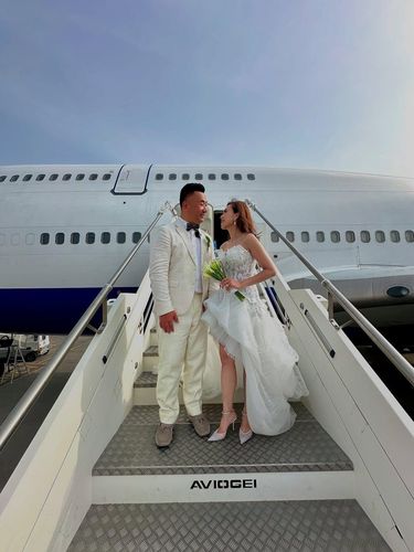 Pasangan influencer dunia penerbangan, Sam Chui dan Fiona Pang, baru saja melangsungkan pernikahan unik dan tak biasa. Mereka menikah di udara, di dalam pesawat Boeing 747-400 yang sedang terbang, pada Sabtu, 12 Juli 2025.