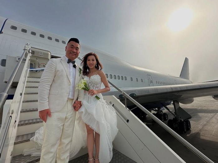 Pasangan influencer dunia penerbangan, Sam Chui dan Fiona Pang, baru saja melangsungkan pernikahan unik dan tak biasa. Mereka menikah di udara, di dalam pesawat Boeing 747-400 yang sedang terbang, pada Sabtu, 12 Juli 2025. Pasangan influencer dunia penerbangan, Sam Chui dan Fiona Pang, baru saja melangsungkan pernikahan unik dan tak biasa. Mereka menikah di udara, di dalam pesawat Boeing 747-400 yang sedang terbang, pada Sabtu, 12 Juli 2025.