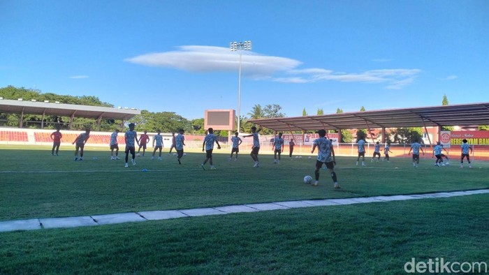 Pemain Persiraja saat latihan perdana di Stadion H Dimurthala Lampineung Banda Aceh (Foto: Agus Setyadi)