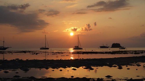 Pemandangan matahari tenggelam di Pantai Binongko Labuan Bajo, Manggarai Barat, NTT. (Foto: Dok. BPOLBF)