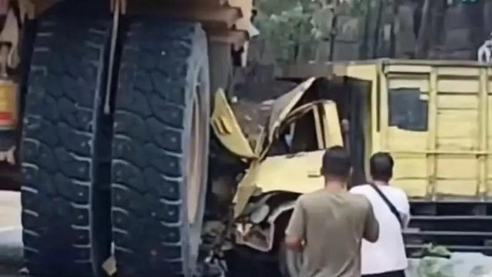 Penampakan truk tabrak kendaraan tambang yang sedang beriringan pengawalan di Jambi