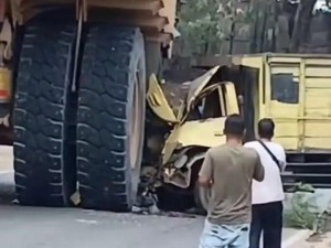 Truk Pecah Ban Tabrak Kendaraan Tambang di Jambi, Sopir Patah Kaki