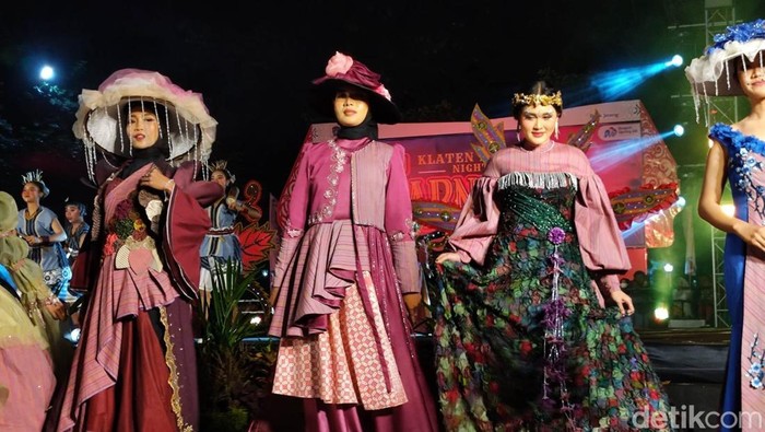 Penampilan Fasdeka dalam Klaten Lurik Night Carnival (KLC), Sabtu (26/7/2025).