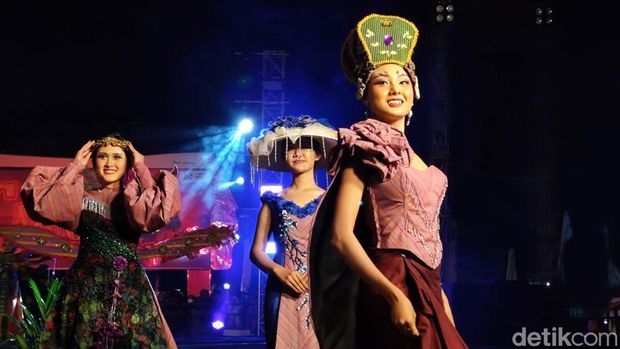 Penampilan Fasdeka dalam Klaten Lurik Night Carnival (KLC), Sabtu (26/7/2025).