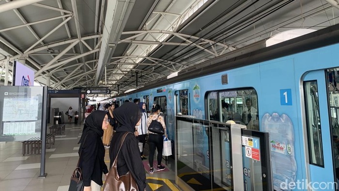 Penumpang MRT di CSW