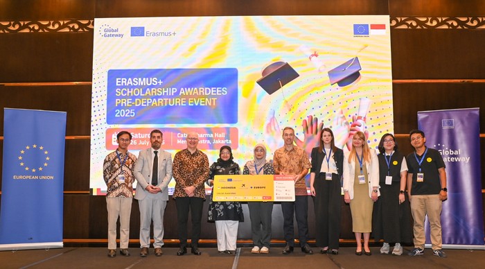 Penyerahan simbolis beasiswa ke Erasmus+ awardee 2025 di Jakarta, Sabtu (26/7/2025).