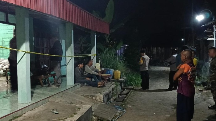 Petugas memeriksa tempat lokasi seorang nenek ditemukan meninggal di Dukuh Kalisangku, Desa Gempolrejo, Kecamatan Tunjungan, Blora, Jumat (25/7/2025).