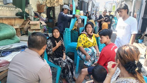 Petugas polisi melakukan penyelidikan kecelakaan dengan memintai keterangan korban dan keluarganya.