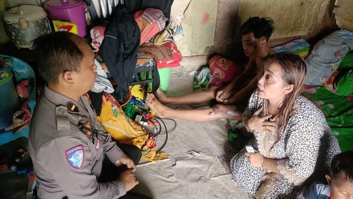 Petugas polisi melakukan penyelidikan kecelakaan dengan memintai keterangan korban dan keluarganya.