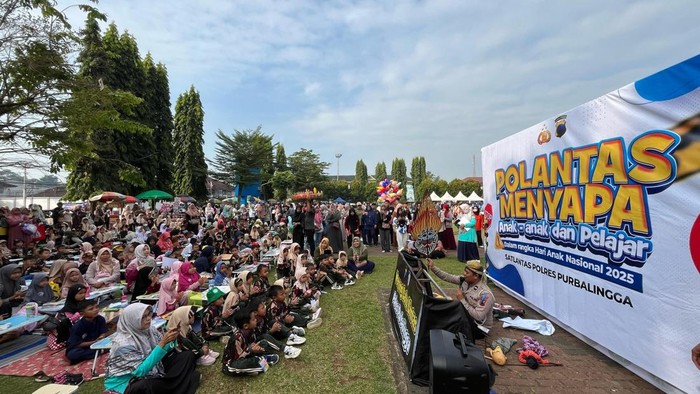 Polisi lalu lintas (Polantas) dari Satlantas Polres Purbalingga menggelar kegiatan bertajuk Polantas Menyapa Anak-anak dan Pelajar di Alun-alun Purbalingga, Sabtu (26/7/2025) pagi.
