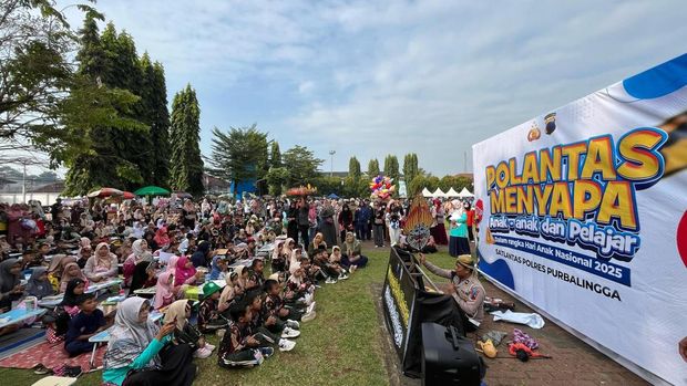 Polisi lalu lintas (Polantas) dari Satlantas Polres Purbalingga menggelar kegiatan bertajuk Polantas Menyapa Anak-anak dan Pelajar di Alun-alun Purbalingga, Sabtu (26/7/2025) pagi.