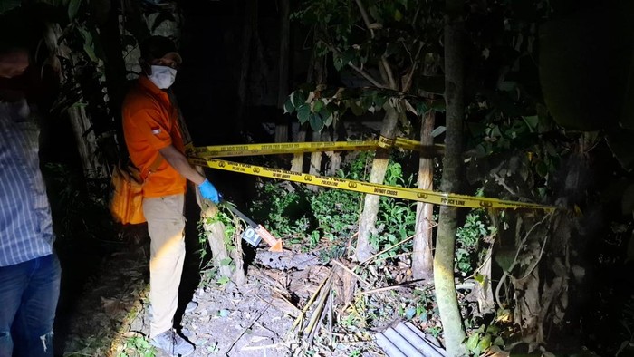 Polisi melakukan olah TKP di lokasi penemuan kerangka bayi di Maguwoharjo, Sleman, Jumat (25/7/2025).