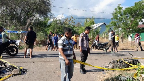 Polisi melakukan olah TKP di tempat kerusuhan antarpemuda di Lembata, NTT, Sabtu (26/7/2025).