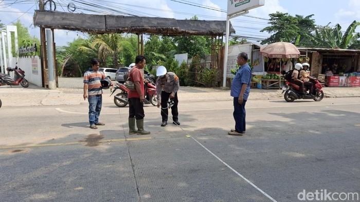 Polisi melakukan olah TKP kecelakaan di Palembang.