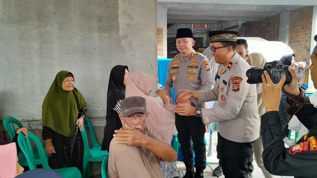 Polres Tangsel memberikan CCTV untuk peningkatan keamanan warga di wilayah Ciputat Timur. CCTV diberikan setelah warga mengadu kepada Kapolres Tangsel AKBP Victor Inkiriwang.