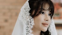 Anak Aldi Bragi dan Ikke Nurjanah, Adira Kania akan segera menyelenggarakan pernikahan. Pengajian sudah digelar dengan dikunjungi oleh keluarga. Foto: Instagram @adirakania
