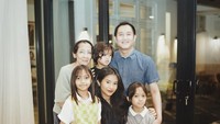 Sebelum sibuk mengurusi acara pernikahan, wanita kelahiran 1999 ini kerap membagikan momen seru saat makan, termasuk bersama teman dan keluarga. Foto: Instagram @adirakania