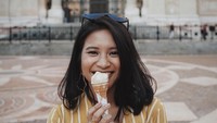 Begini pose cantik Adira ketika berada di depan St. Stephen’s Basilica. Tak sekadar berpose, ia juga sambil menikmati es krim cone nih. Foto: Instagram @adirakania