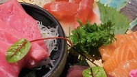 Mampir ke restoran Furusato Izakaya, lulusan Universitas Indonesia itu menikmati sejumlah hidangan sashimi. Mulai dari assorted sashimi yang terdiri dari daging salmon dan ikan lainnya hingga saikoro steak. Foto: Instagram @adirakania