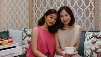 Putri Aldi Bragi dan Ikke Nurjanah itu sedang menikmati afternoon tea di Peacock Lounge Fairmont Jakarta. Selain minum teh, ada sejumlah kudapan manis yang melengkapi. Foto: Instagram @adirakania