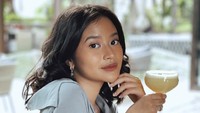 Pose cantik lainnya dibagikan oleh Adria Kania saat berada di sebuah restoran. Kali ini ia sedang memegang segelas minuman yang terlihat segar! Foto: Instagram @adirakania