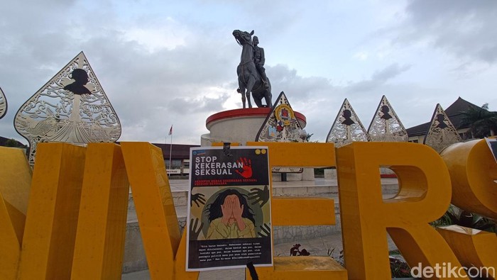 Poster dukungan terhadap korban kekerasan seksual yang diduga melibatkan seorang guru besar Universitas Jenderal Soedirman (Unsoed), Purwokerto, Kabupaten Banyumas.