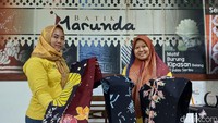 detikTravel berkesempatan berkunjung ke Rumah Batik Marunda yang berada di Rusunawa Marunda, Jakarta Utara. Di sinilah batik tulis dengan kualitas tak kaleng-kaleng diciptakan.