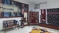 Adapun para pengrajin batik tulis di sini kesehariannya sebagai ibu rumah tangga biasa saja lho. Mereka semua belajar dari nol hingga bisa mahir seperti sekarang. Biasantya, setelah mereka selesai dengan urusan rumah, barulah mereka datang ke studio mengerjakan pesanan.