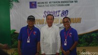 Seusai acara, para teman satu angkatan Jokowi saling bergantian berfoto bersama.