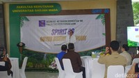 Jokowi memberikan sambutannya di acara reuni. Jokowi turut menceritakan permasalahan pelaporan tudingan ijazah palsu yang menerpanya.