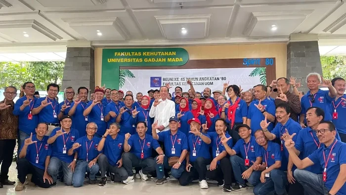 Presiden ke-7 RI Jokowi menghadiri reuni 80 Fakultas Kehutanan UGM (dok. Instagram @jokowi)