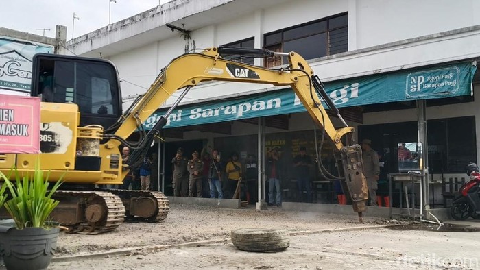 Proses pembongkaran bangunan liar di saluran irigasi Cimulu Tasikmalaya.