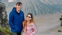 Setelah pulang dari Bromo, Rendy Kjaernett ditimpa isu karena beredar foto bersama wanita lain. Ia langsung klarifikasi. Sebenarnya sih kayak gini saja sih, selesai pelayanan, terus kalau misalnya minta foto kan, kan kayaknya bukan cuma satu, dua orang yang minta foto, gitu ya, katanya saat ditemui di kawasan Sedayu, Jakarta Timur, Rabu (23/7/2025). (Foto: dok Instagram ladynayoan)