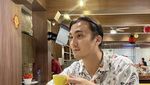 Rendy Kjaernett Saat Ngemil Pisang Goreng dan Makan Bersama Lady Nayoan