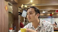 Satu lagi momen Rendy Kjaernett ketika menikmati kopi. Tampaknya ia menikmati secangkir kopi piccolo karena cangkirnya yang mungil. Foto: Instagram/@rendykjaernett1