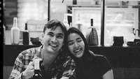 Momen romantis Rendy dan Lady Nayoan juga terlihat ketika makan bersama di restoran. Mereka menikmati dua hidangan khas Western dan wine. Foto: Instagram/@rendykjaernett1