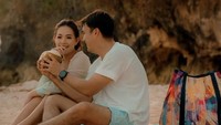 Ini salah satunya momen Rendy dan Lady di pantai. Terlihat keduanya menikmati kelapa muda yang segar. Foto: Instagram/@rendykjaernett1