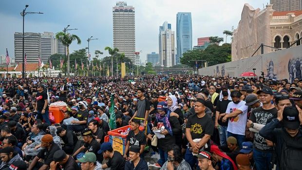 Protesters gather near Merdeka Square during a protest against Malaysia's Prime Minister Anwar Ibrahim in Kuala Lumpur on July 26, 2025. Several thousand Malaysians took to the capital's streets to protest growing public discontent over rising living costs and a perceived lack of reform by Prime Minister Anwar Ibrahim's unity government. (Photo by Mohd RASFAN / AFP)