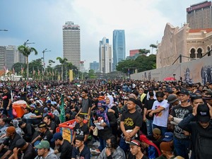 Ini Sebab Ribuan Warga Malaysia Turun ke Jalan Tuntut Anwar Ibrahim Mundur