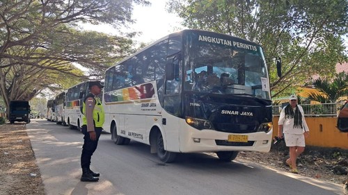 Rombongan wisatawan mancanegara saat mengunjungi Istana Kerajaan Baun di Kecamatan Amarasi Barat, Kabupaten Kupang, NTT, Jumat (25/7/2025).