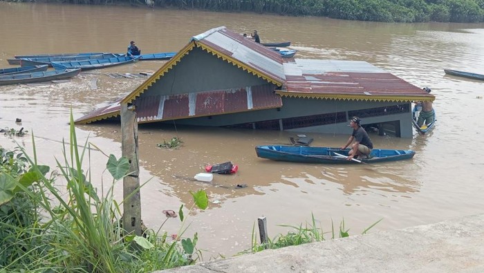 Rumah guru ngaji hanyut imbas jalan Antibar-Mempawah amblas.