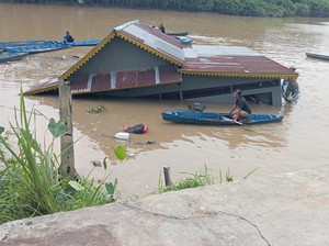 Jalan Penghubung Antibar-Mempawah Amblas, Rumah Guru Ngaji Tenggelam
